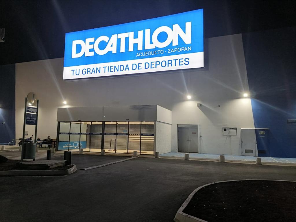 Guía-de-elección-de-cajas-de-luz-publicitarias-anuncios-luminosos-para-emprsas-diseño-isco-imagen-anuncios-ejemplos-panel-simple-una-vista