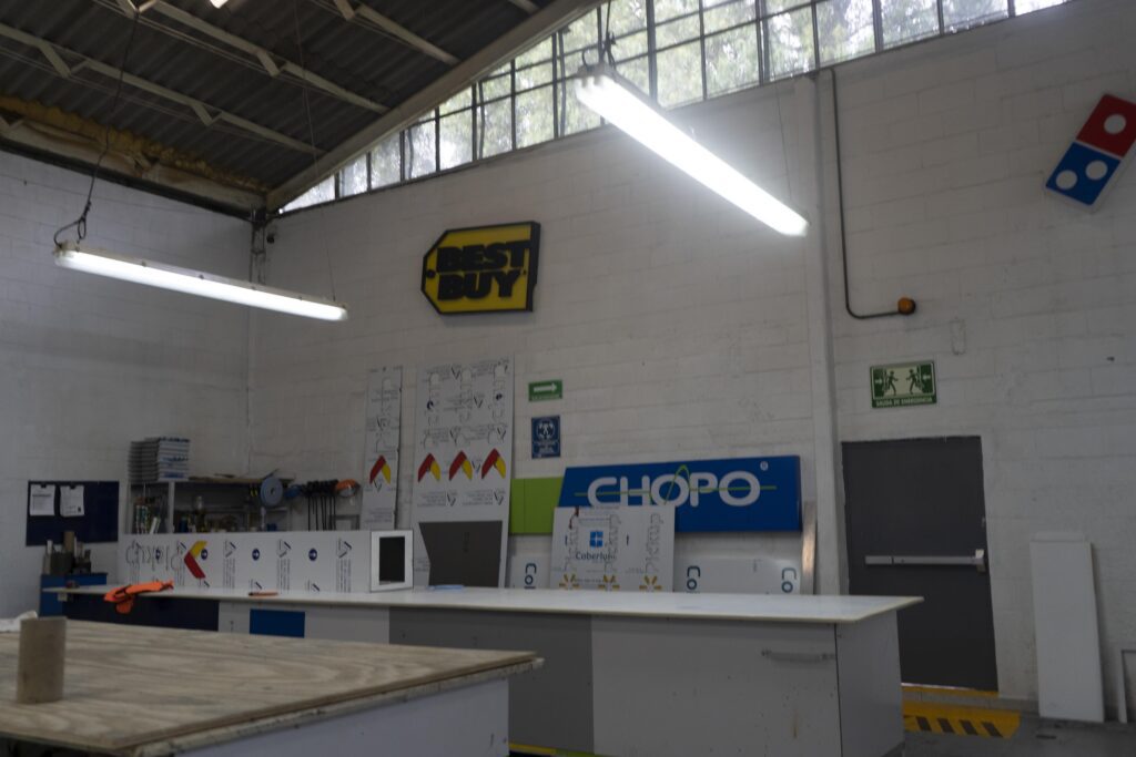 Anuncios publicitarios de aluminio
